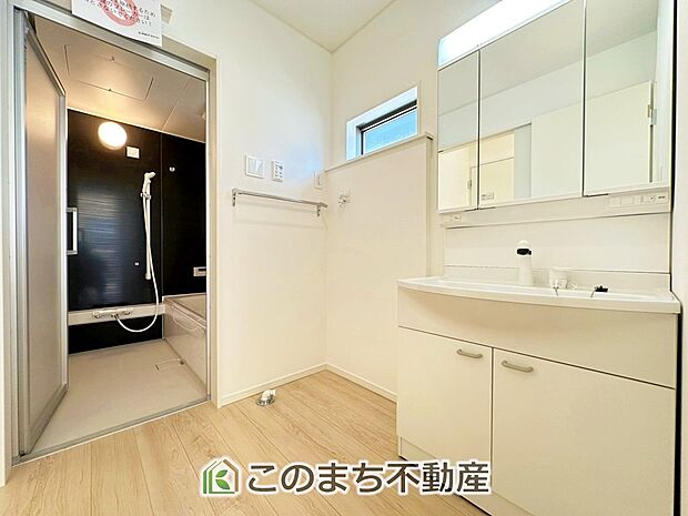 【独立洗面台】収納豊富な3面鏡の洗面台にはハンドシャワー完備です 