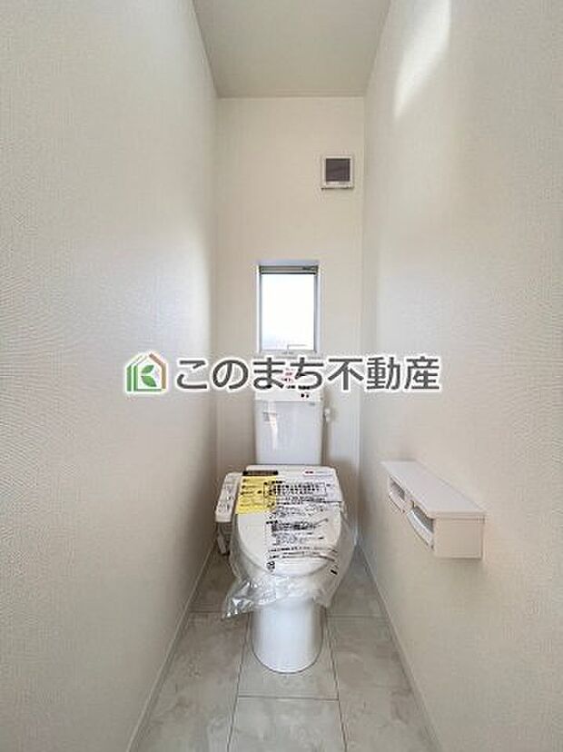 【トイレ】同社施工物件の写真です。※建具やフローリング、その他仕様が違う場合がございます。