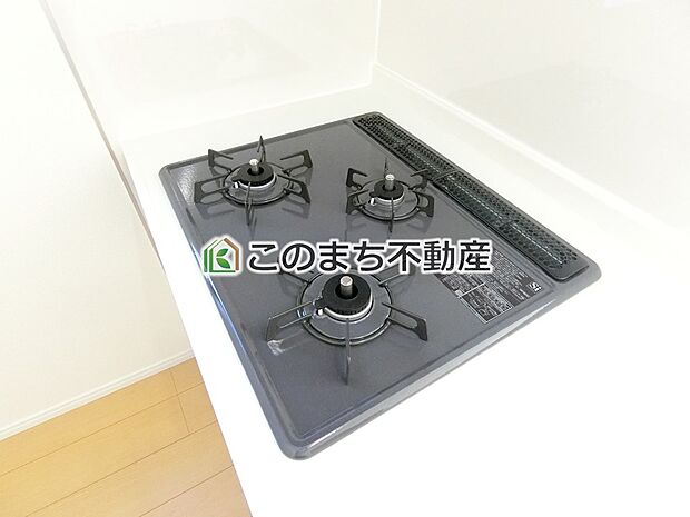 【キッチン】三ツ口コンロ採用で、同時調理もスムーズ◎！お料理を並べられるカウンター付きで、配膳・片付けをサポート！リビングで過ごすご家族とコミュニケーションを楽しみながら作業可能です♪