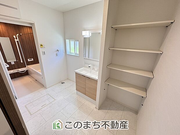 【洗面】同社施工物件の写真です。※建具やフローリング、その他仕様が違う場合がございます。シャンプードレッサーで朝の身支度♪伸びるホースでお掃除も簡単清潔です!