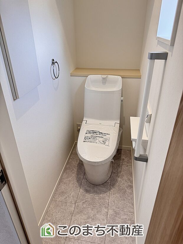 【トイレ】小窓から換気ができて清潔なトイレスペース☆