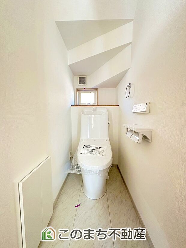 【トイレ】小窓から換気ができて清潔なトイレスペース☆温水洗浄便座搭載です!