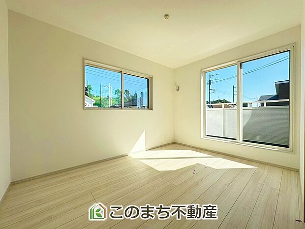 【洋室】陽光がふんだんに降り注ぐお部屋です。陽だまりの空間で、プライベートなお家時間も快適にお過ごしいただけます♪