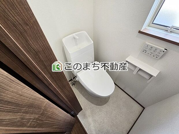 【トイレ】同社施工物件の写真です。※建具やフローリング、その他仕様が違う場合がございます。