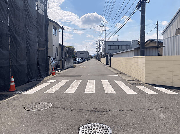 前面道路が7mあるので車の出入りも楽々!