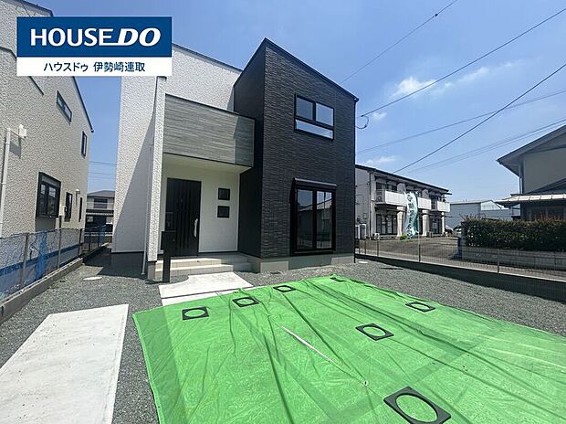 【1号棟 外観写真】帰宅途中に食料品や日用品の買い出しができる利便性の良いこの地の生活は人々を魅了します。共働き世帯に嬉しい生活利用施設の充実した環境です。