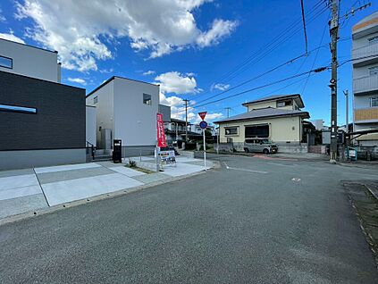 前面道路含む外観写真