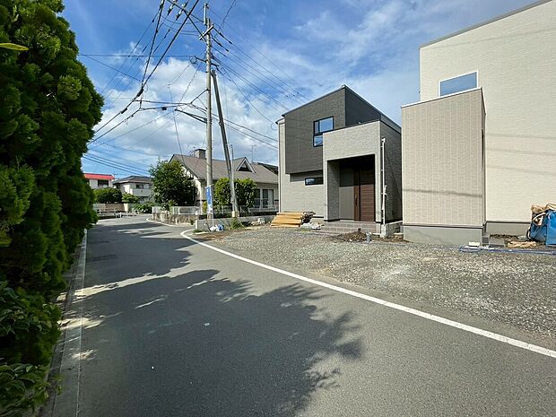 【前面道路含む外観】全面道路が広く、駐車もしやすいのも嬉しいポイント☆彡駐車も3台可能(内1台は軽自動車)で、セカンドカーや来客時も安心です◎ささいな相談事でも承ります!お気軽にお問合せください!