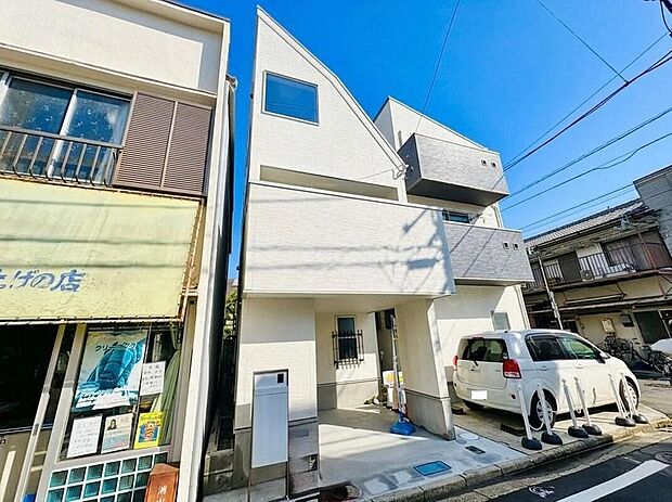 【現地外観写真】西武新宿線「田無」駅まで徒歩9分。スタイリッシュな外観が魅力の住まい。EV車充電設備付きの駐車スペースも備わり(車種による)、送迎やお買い物もスムーズ。宅配ボックスが付いています。