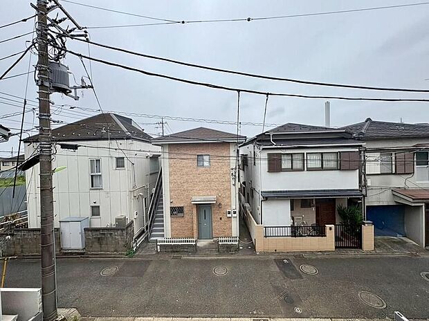【現地外観写真】閑静な住宅街に佇む、穏やかな住環境が魅力の物件です。家族の安心と快適な暮らしを育む場所で、新しい生活を始めませんか。