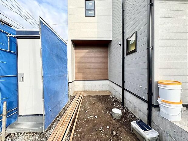 【駐車場】洗練されたデザインの外壁が目を引く、新築戸建て。木目調のアクセントが温かみを添え、家族の笑顔が映える住まいを演出します。