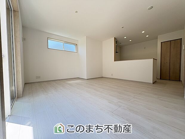 開放感のある広々リビング。たくさんの日差しがご家族の団らんを明るく照らします♪