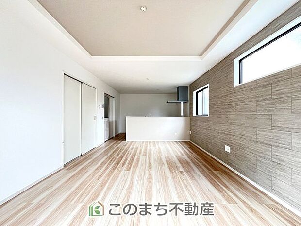 同社施工物件写真。※建具やフローリング、その他仕様が異なる場合がございます。陽当たり良好な開放感のある大きなリビング♪