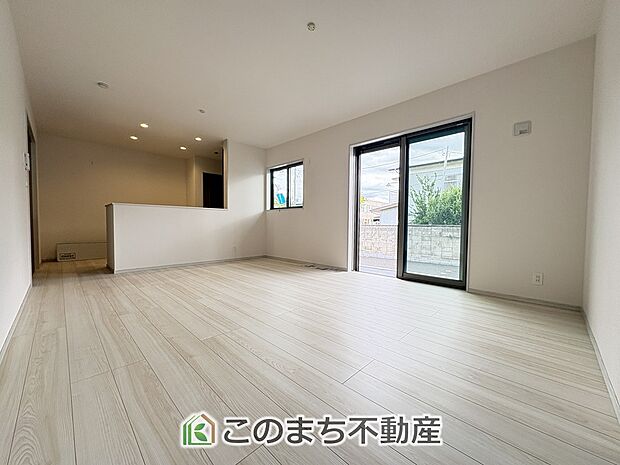 窓が多く明るいリビングスペース☆ご家族の団らんを明るい日差しがが照らします☆