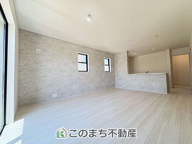 窓が多く明るいリビングスペース☆