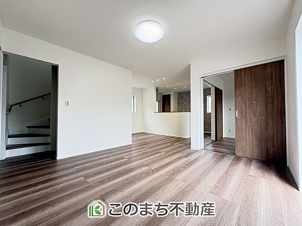 窓が多く明るいリビング☆ご家族の団らんをたくさんの日差しがが照らします☆