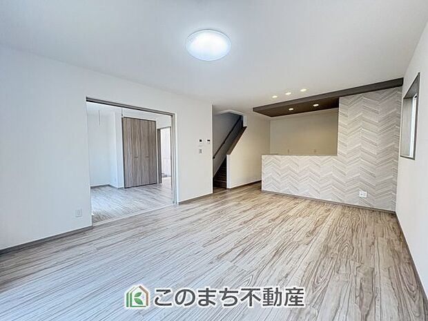 窓が多く明るいリビングスペース☆ご家族の団らんを明るい日差しがが照らします☆