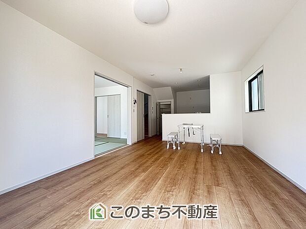 開放感のある広々リビング。たくさんの日差しがご家族の団らんを明るく照らします♪