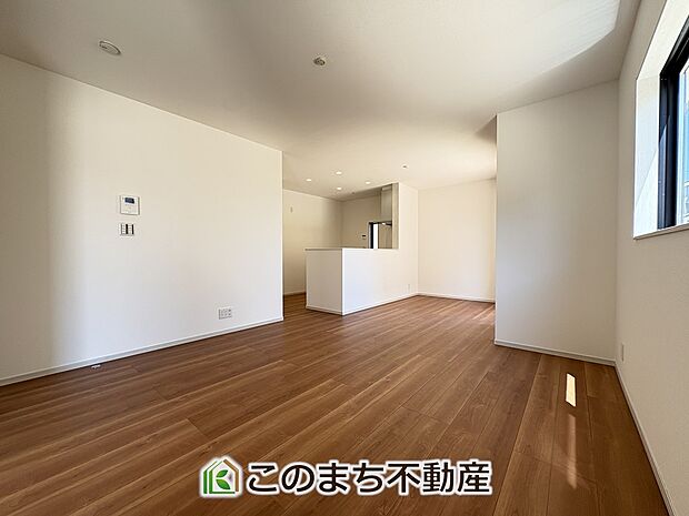 開放感のある広々リビング。たくさんの日差しがご家族の団らんを明るく照らします♪