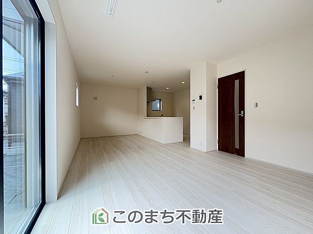 窓が多く明るいリビングスペース☆ご家族の団らんを明るい日差しがが照らします☆