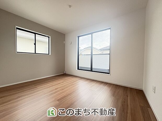 【洋室】窓が多く明るい室内が好印象☆