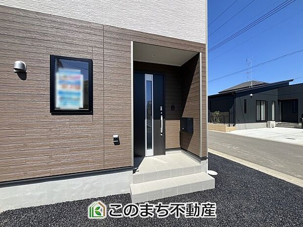 【玄関】玄関周りは家の顔!スタイリッシュな玄関が特徴です!