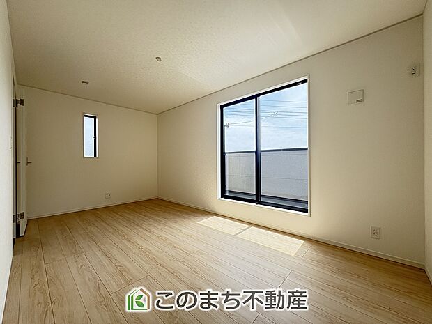 【洋室】窓が多く明るい室内が好印象☆