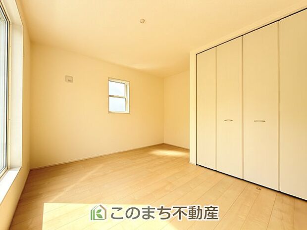 【洋室】窓が多く暖かな日差しが差し込みます♪