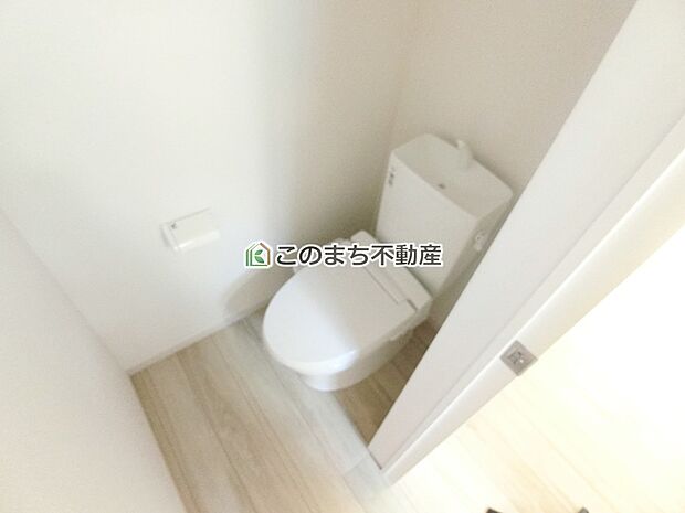 【トイレ】同社施工物件写真。※建具やフローリング、その他仕様が異なる場合がございます。トイレは1階と2階にございます♪