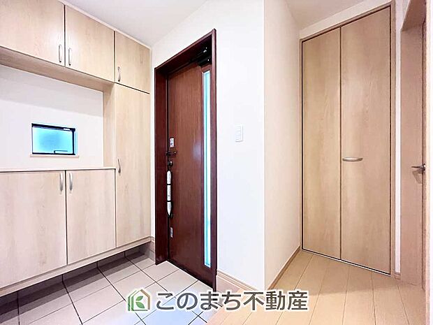 【玄関】同社施工物件写真。※建具やフローリング、その他仕様が異なる場合がございます。