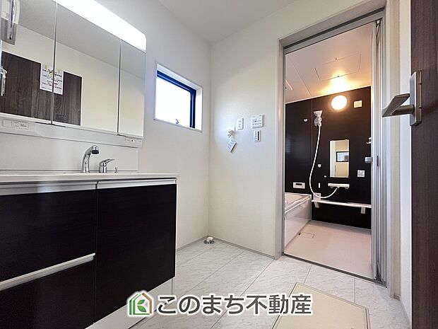 【洗面】シャンプードレッサーで朝の身支度♪伸びるホースでお掃除も簡単清潔です!
