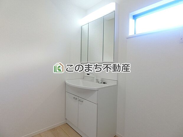 【洗面】同社施工物件写真。※建具やフローリング、その他仕様が異なる場合がございます。