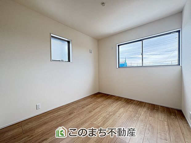 【洋室】2面採光の明るい室内が好印象☆