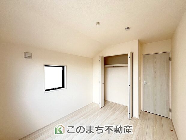 【洋室】南向きで陽当たりの良い洋室♪風通しもよく快適です☆