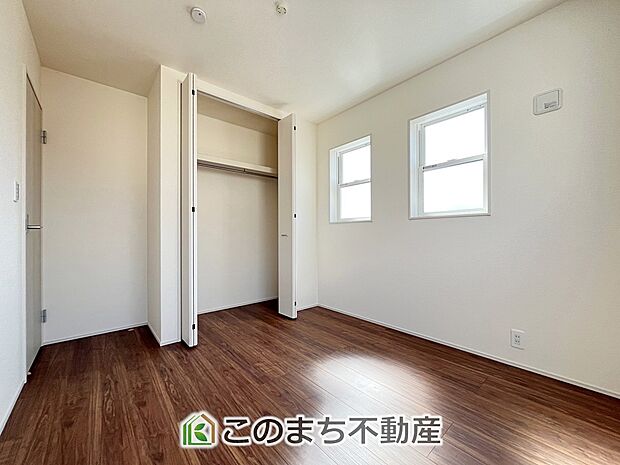 【洋室】同社施工物件写真。※建具やフローリング、その他仕様が異なる場合がございます。