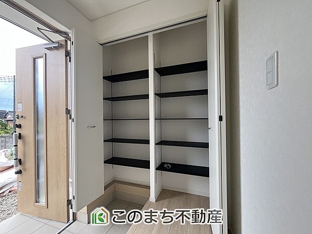 【玄関】広々とした玄関スペース♪たくさんの靴を収納できるシューズボックスもございます☆ 