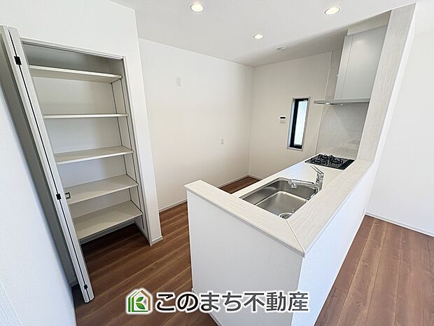【収納】キッチン脇には食材や食器の収納に便利なパントリーがございます。