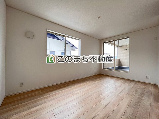 【洋室】同社施工物件写真。※建具やフローリング、その他仕様が異なる場合がございます。