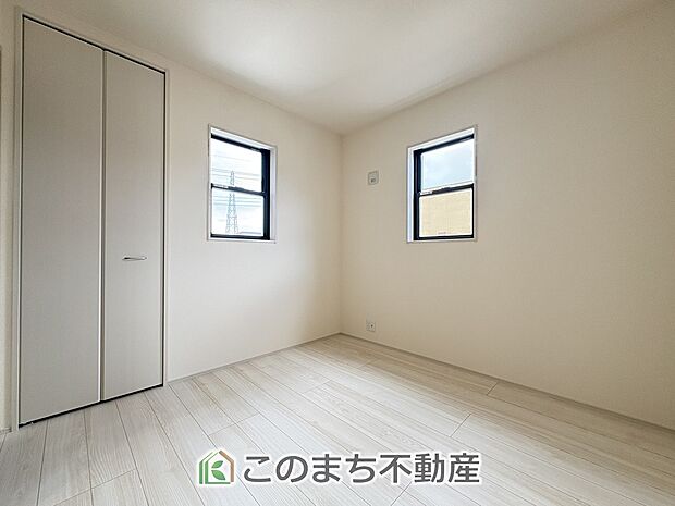 【洋室】2面採光の明るい室内☆