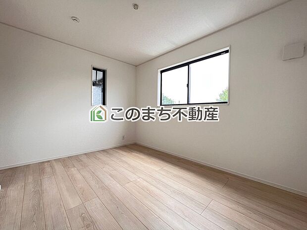 【洋室】同社施工物件写真。※建具やフローリング、その他仕様が異なる場合がございます。