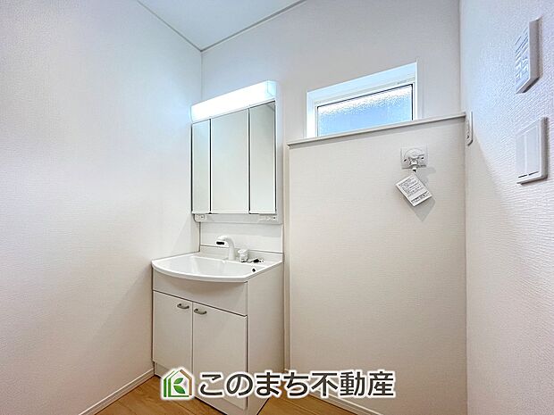 【洗面】同社施工物件写真。※建具やフローリング、その他仕様が異なる場合がございます。