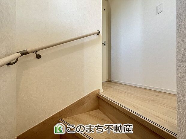 【内装】手すり付きで小さなお子様にも安心の階段スペースです☆