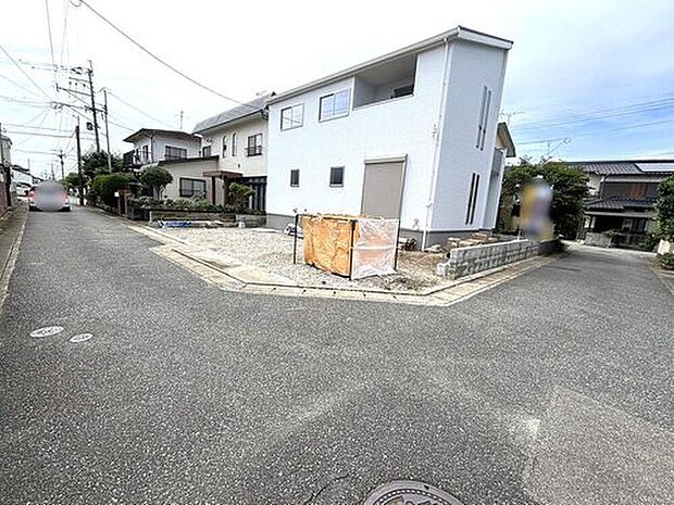 解放感ある角地となっています。
前面道路:東側4.12m、南側4.15mに面しています。