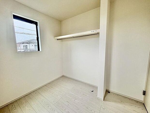 【リビング以外の居室】2号棟
開放感のあるオープンクローゼットを採用。衣類や小物を見やすく収納でき、毎日の身支度もスムーズに行えます。