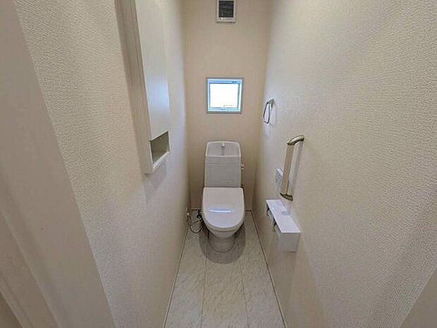 【トイレ】1号棟。
ウォシュレット付きトイレです。1階2階の2ヶ所にトイレがあるので、忙しい朝にもゆとりができますね^^