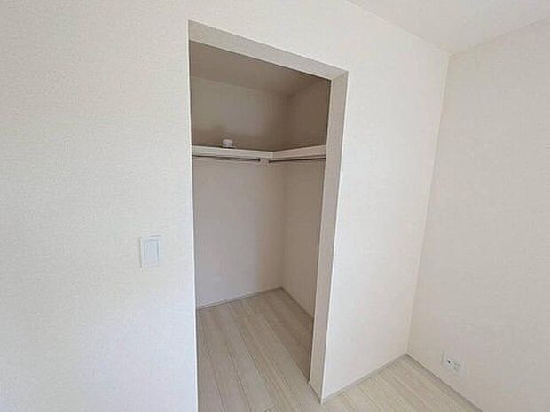 【収納】1号棟。
大容量のウォークインクローゼット。季節ごとのお洋服全てを収納できるので、衣替えも楽になりますね^^