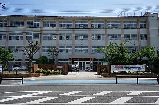 福岡市立原中学校(約824m)