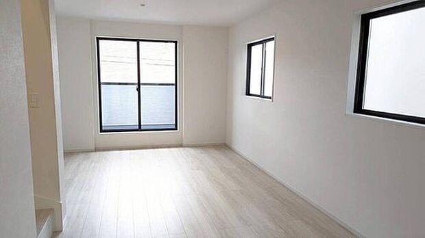 【リビング以外の居室】バルコニーに面した明るいお部屋です。居室としてももちろん、収納や書斎、お子様のプレイスペースにも^^使い勝手が良さそうです♪