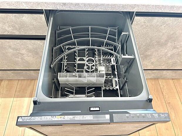 【1号棟_食器洗浄乾燥機】炊事時間を大幅に短縮できる食器洗浄乾燥機付きです^^冬場の洗い物による手荒れの悩みも軽減されますね。