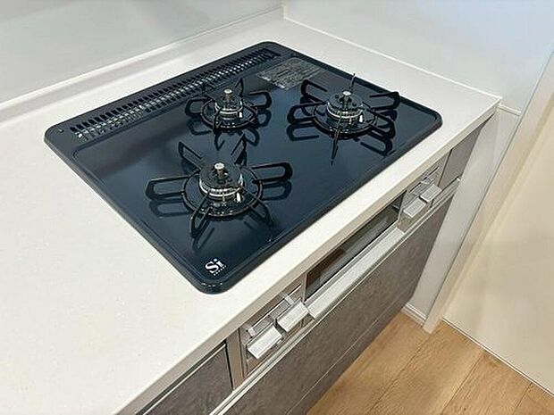 【 キッチン】３種類の料理が同時に調理できる、３口ガスコンロ。忙しい夕食の支度時間が短縮できて効率よくお料理が楽しめます。